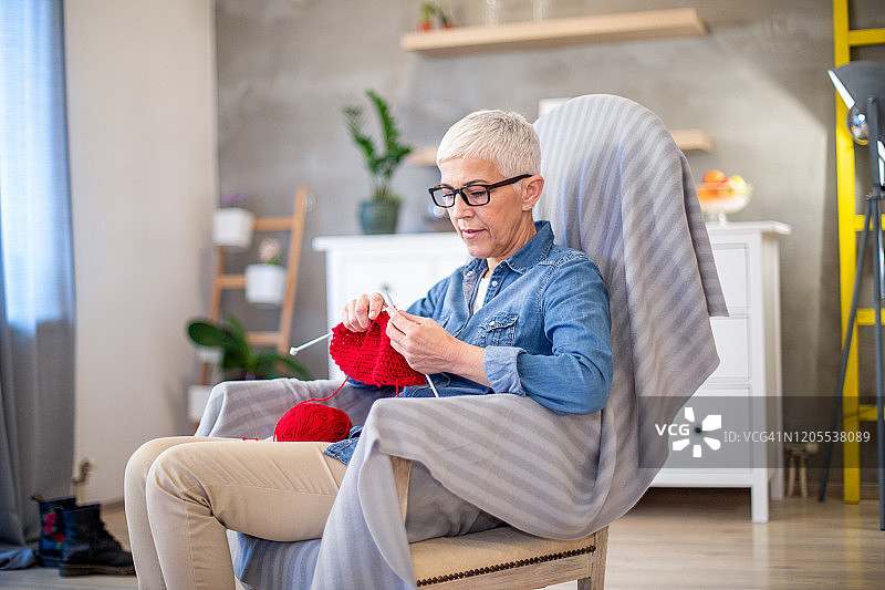 制作冬季保暖围巾图片素材