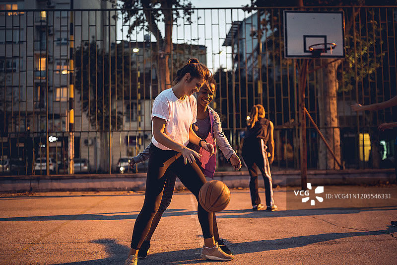 女朋友们打篮球图片素材