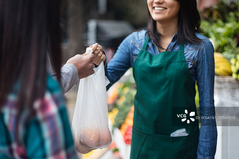 蔬菜店女售货员服务顾客图片素材