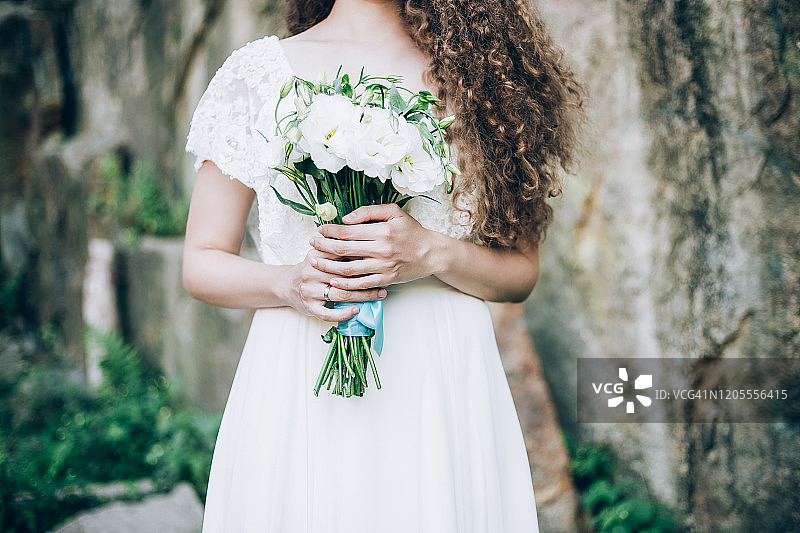 新娘手捧精美婚礼花束特写图片素材