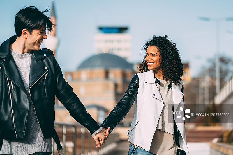不同种族的夫妇在户外图片素材