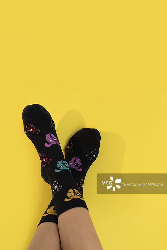 穿着小狗图案袜子的腿图片素材