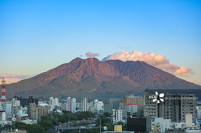 从日本九州鹿儿岛看日落时的樱岛火山图片素材