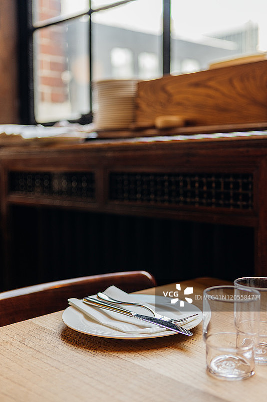 餐厅木桌上的陶瓷器皿图片素材