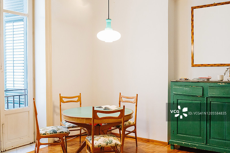 拥有复古家具的时尚餐厅图片素材