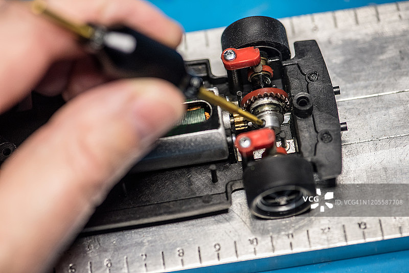 用工具制作1/32比例的赛车模型，蓝色背景图片素材