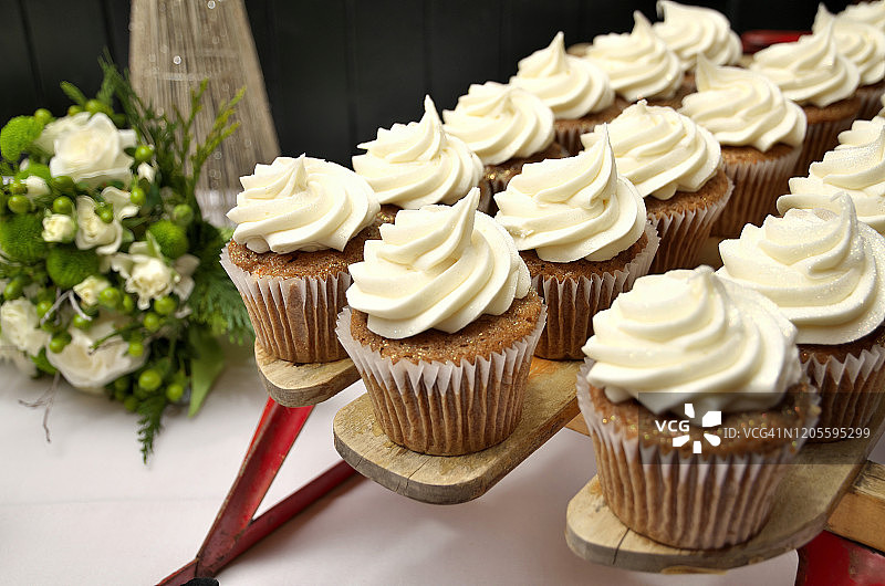 乡村雪橇纸杯蛋糕架与巧克力香草奶油糖霜纸杯蛋糕图片素材