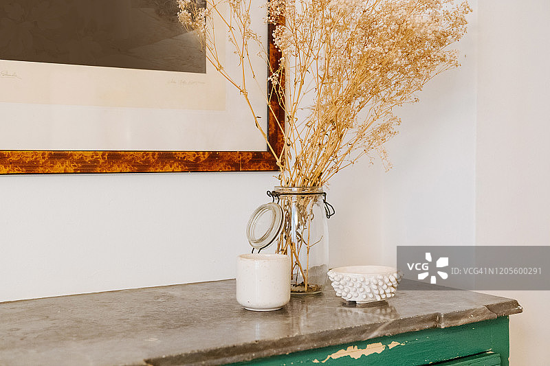 橱柜上陶瓷的特写镜头图片素材