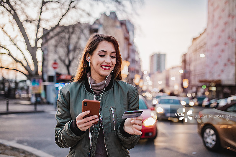 年轻女人在线购物图片素材