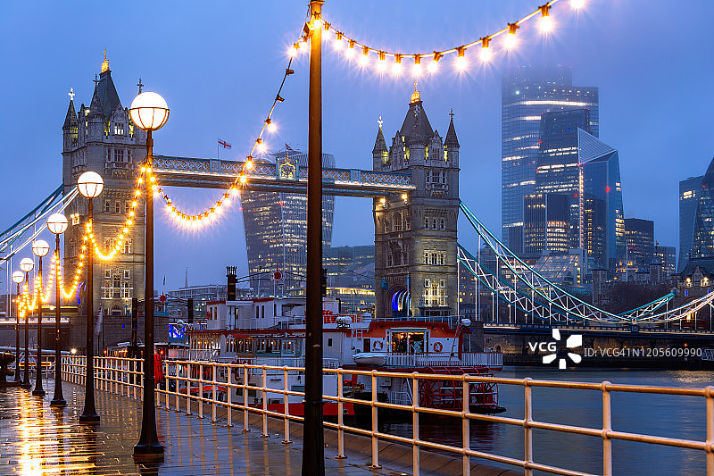 英格兰伦敦巴特勒码头塔桥的灯光图片素材