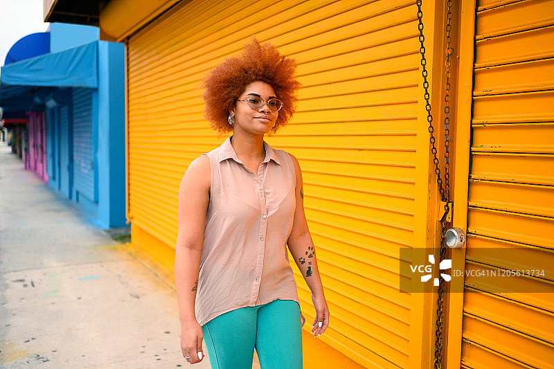 在迈阿密温伍德的混血自信女性肖像图片素材