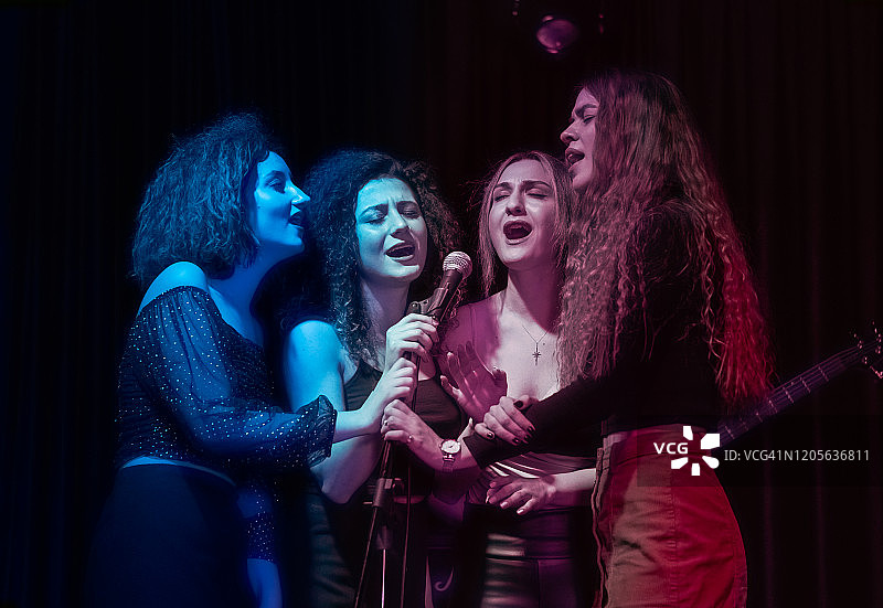 女孩们在卡拉OK派对图片素材