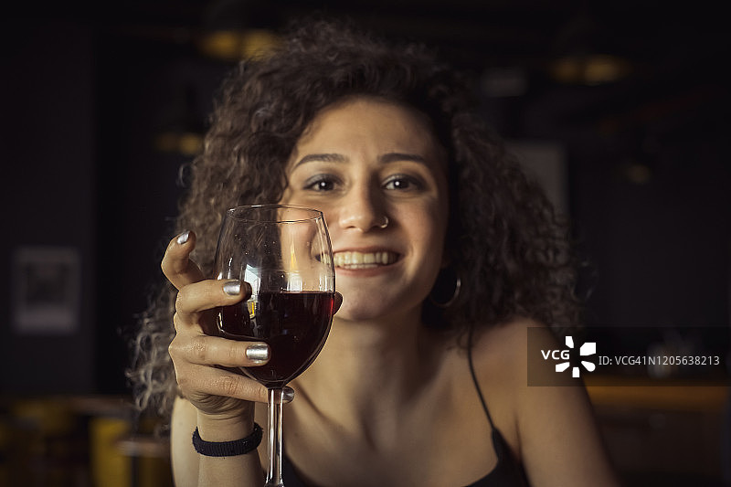 年轻女人在酒吧喝酒图片素材