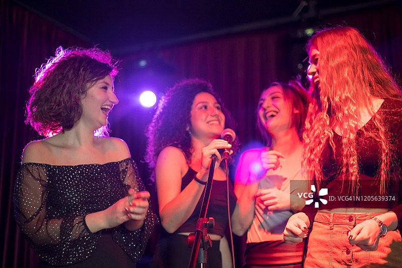 女孩们在卡拉OK派对图片素材