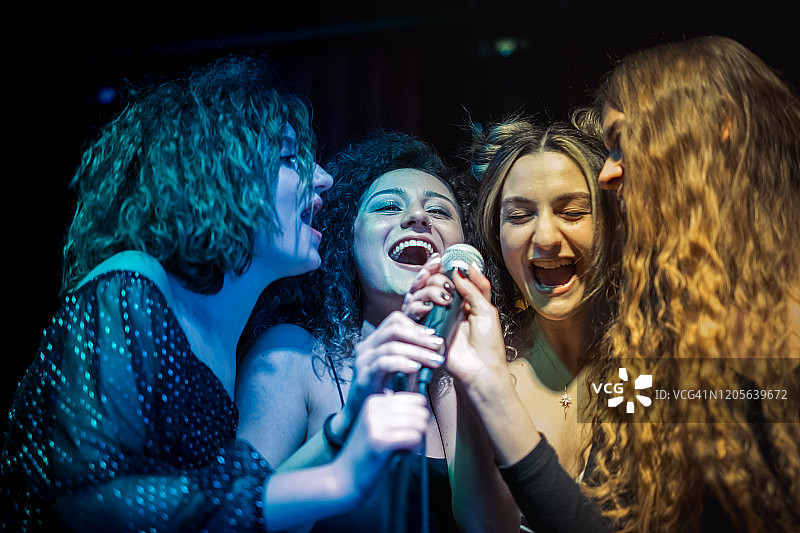 女孩们在卡拉OK派对图片素材