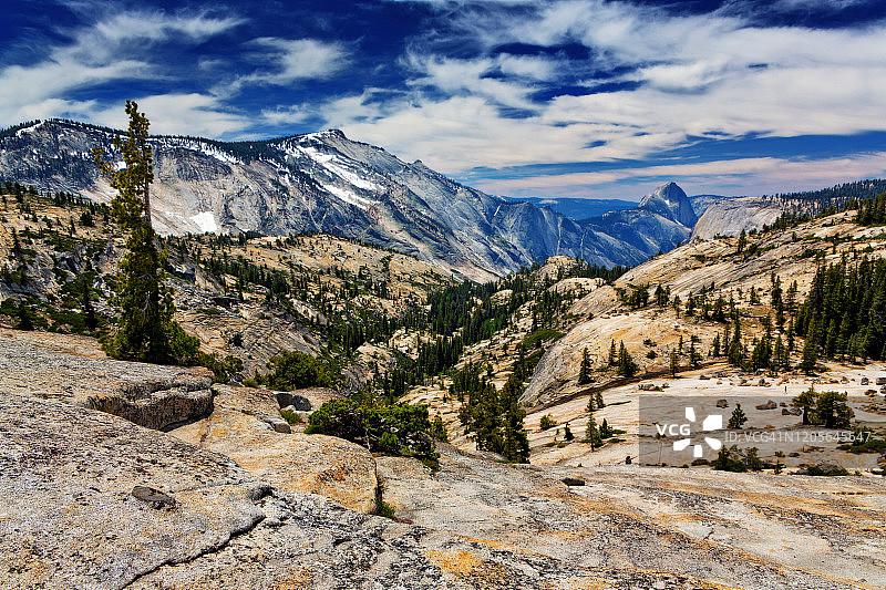 奥姆斯特德角夏季午后所见的约塞米蒂山谷与半圆顶图片素材