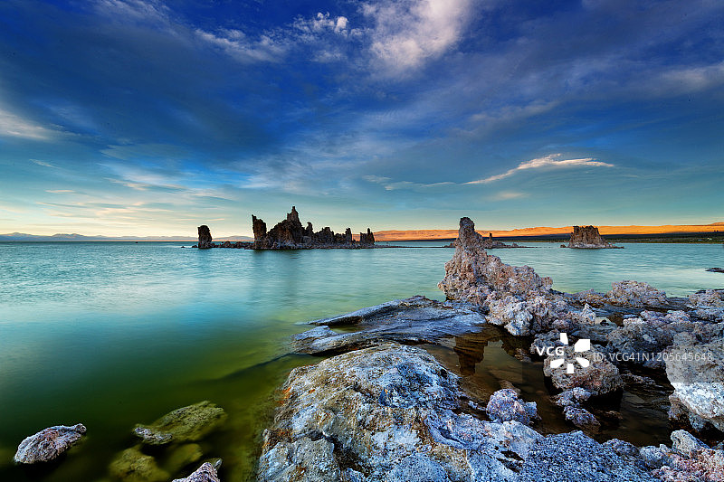 加利福尼亚中部莫诺湖岸边日落时分的锯齿状岛屿图片素材