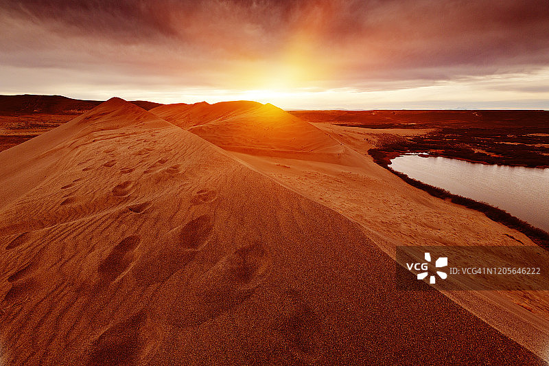 爱达荷州布鲁诺沙丘州立公园的沙丘岩脊湖泊冬季日落图片素材