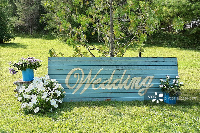 真实户外乡村婚礼的乡村手绘蓝色婚礼标志图片素材