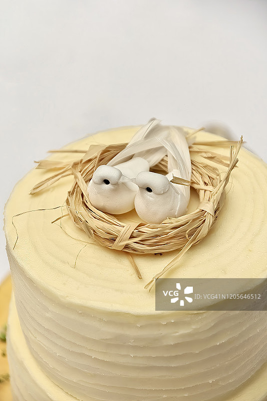 奶油白色婚礼蛋糕与杏仁蛋白鸟图片素材