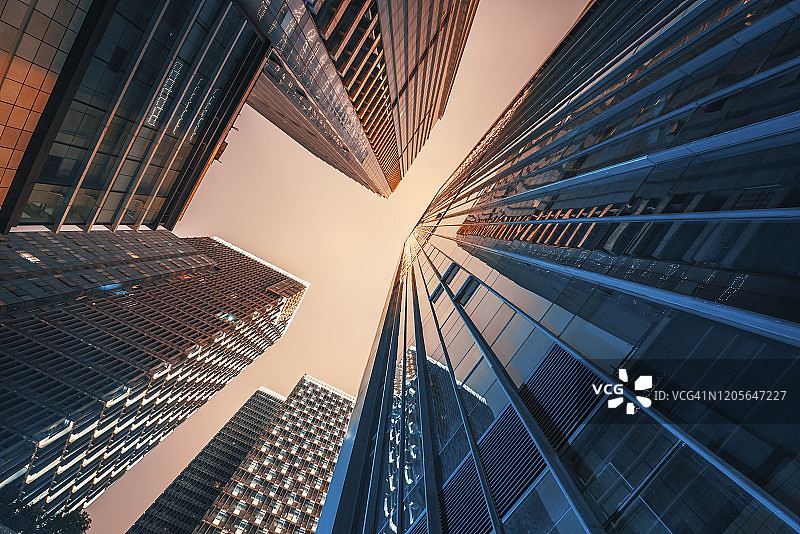 夜间照明的现代摩天大楼低角度视图图片素材