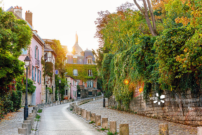阳光明媚的早晨，巴黎蒙马特图片素材