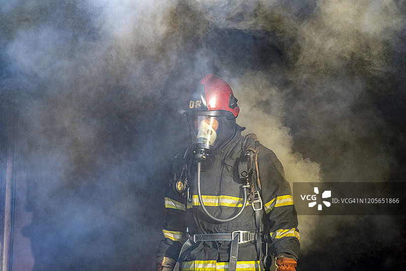 消防员穿过烟雾墙寻找幸存者图片素材