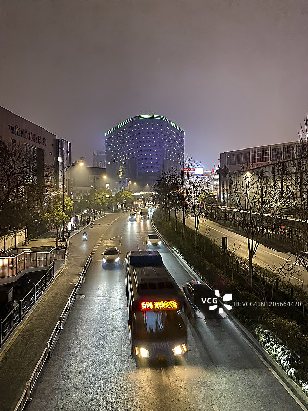 夜间中国杭州解放路高架桥交通图片素材