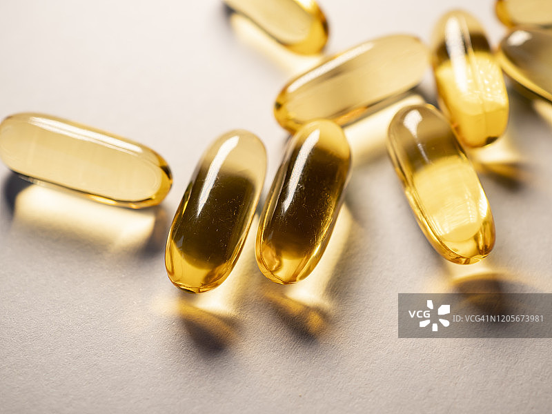 阳光下的金色鳕鱼肝油胶囊图片素材
