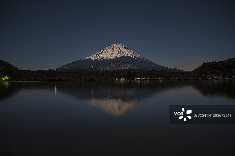 夜晚的富士山倒映在精进湖中图片素材