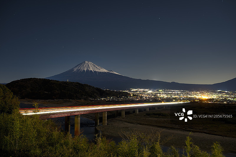 夜晚东名高速公路上的富士山图片素材
