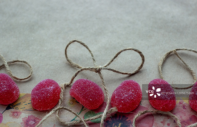 粉色果酱与黄麻绳在牛皮纸上，爱心卡片，俯视拍摄图片素材