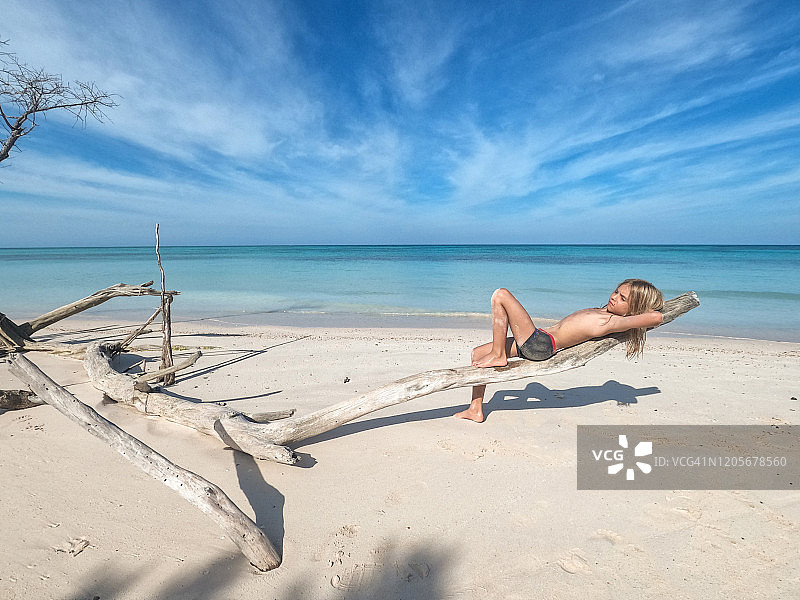 在古巴Cayo Jutias海滩红树林放松身心的小男孩图片素材