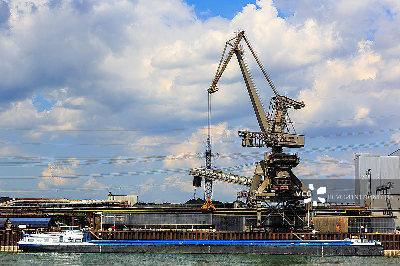 煤炭起重机卸货船图片素材