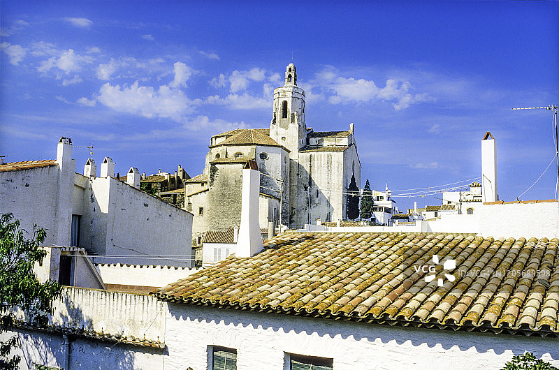 卡达克斯的圣玛丽亚教堂及周边屋顶图片素材