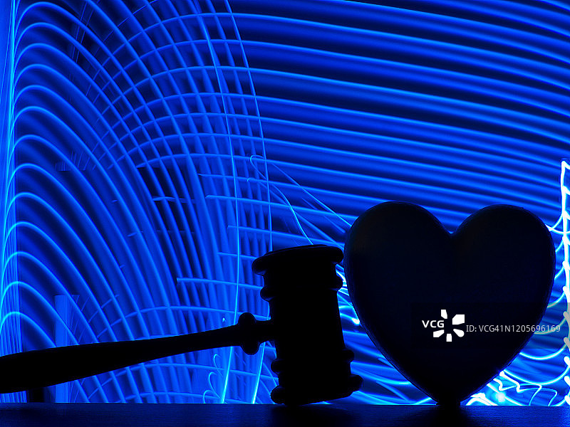 带有心形的法官法槌图片素材