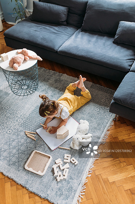 儿童在家绘画图片素材