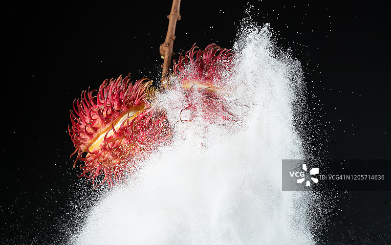 高速摄影捕捉到的半空中飞舞的红毛丹图片素材