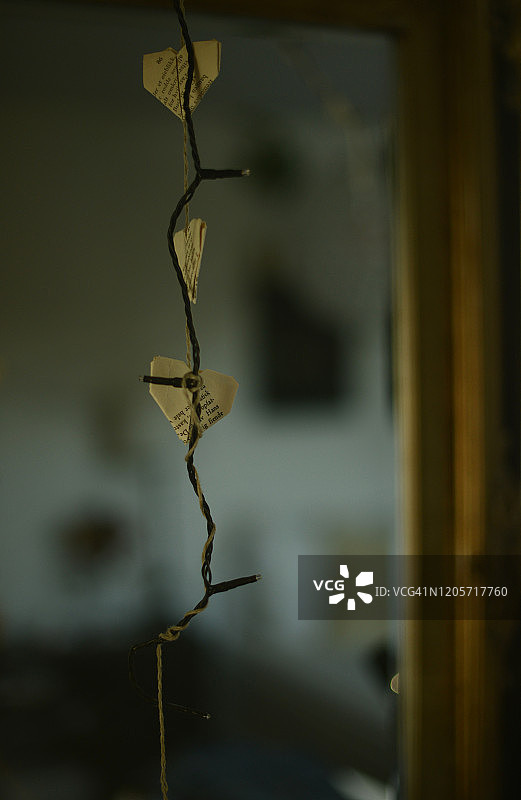 镜子里反射出的纸质心形彩灯花环图片素材