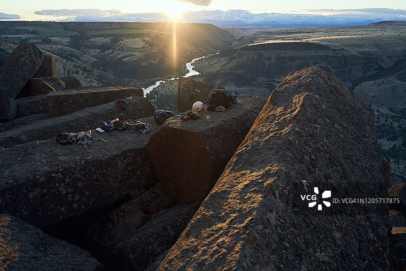 日落时岩石上的攀岩装备图片素材