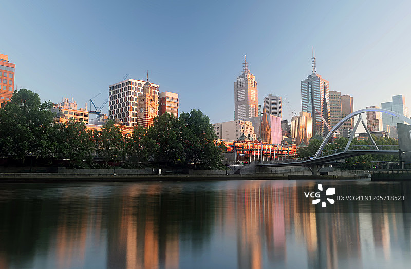 从亚拉河南岸滨河区拍摄的墨尔本弗林德斯街车站图片素材