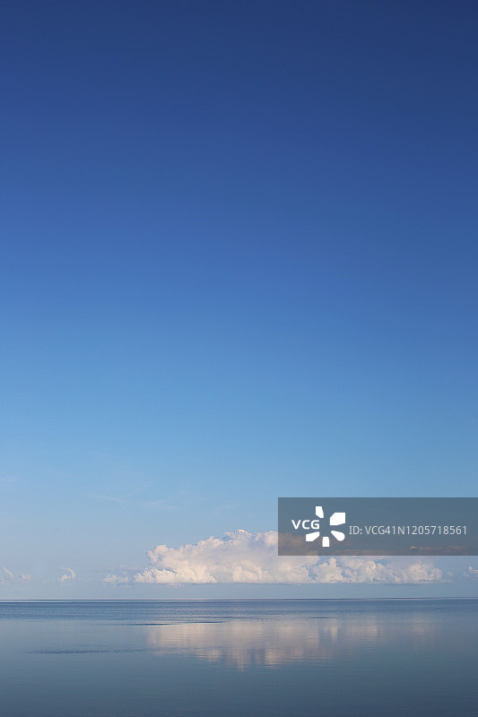 晴朗的早晨，低云下的平静海浪声图片素材