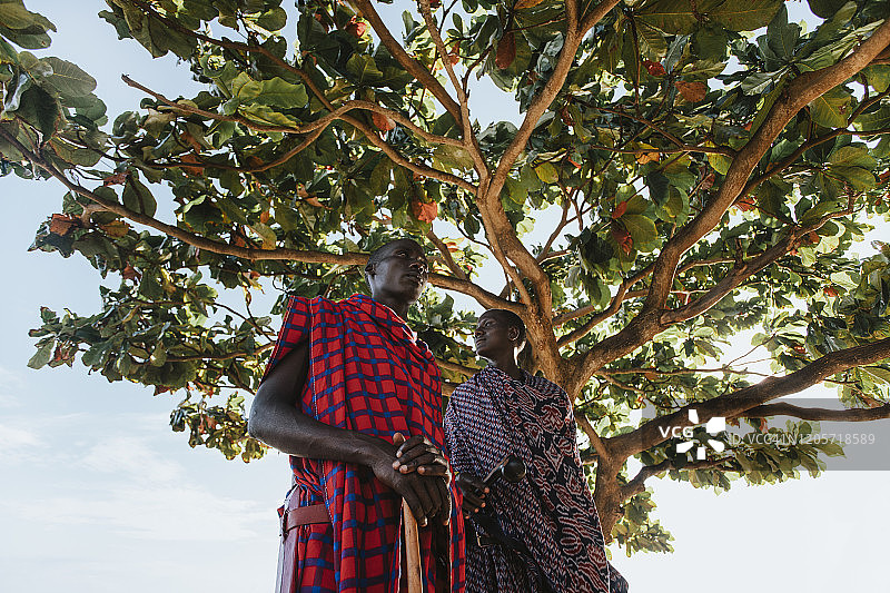 两名穿着传统服装的马赛男子站在大姆孔古树下图片素材