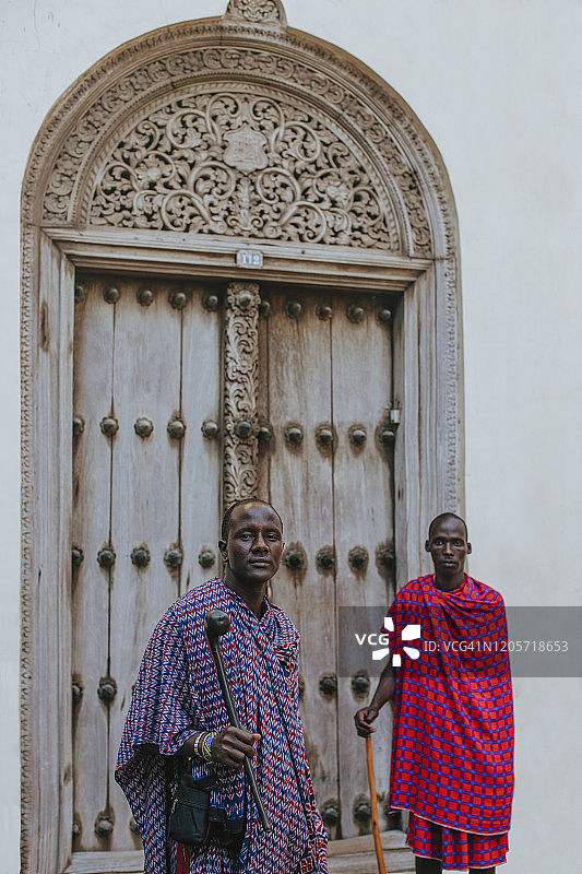 两名马赛男子站在老城传统门前图片素材