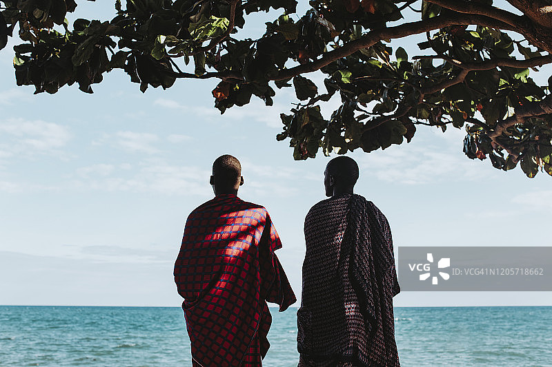 两名穿着传统服装的马赛男子站在大姆孔古树下图片素材