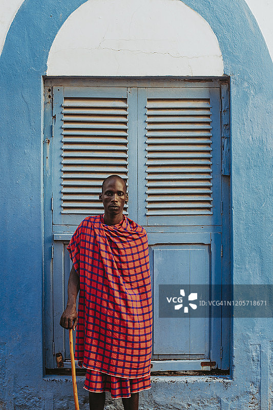 旧城区站在传统门前的马赛男人图片素材