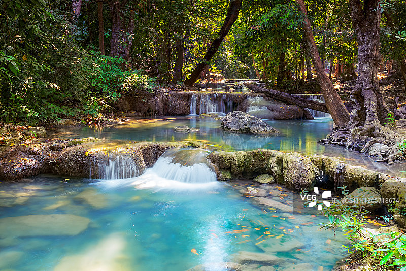 泰国甘察那汶里府春季森林中的爱侣湾瀑布美景图片素材