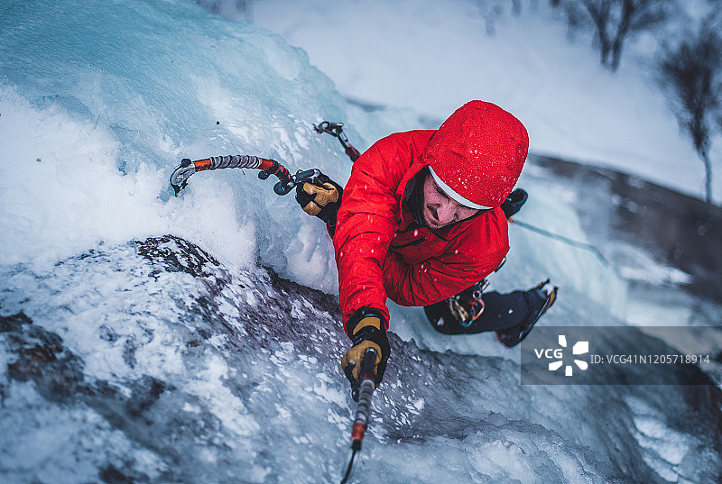 在新罕布什尔州北康威大教堂岩壁上攀冰的男人图片素材
