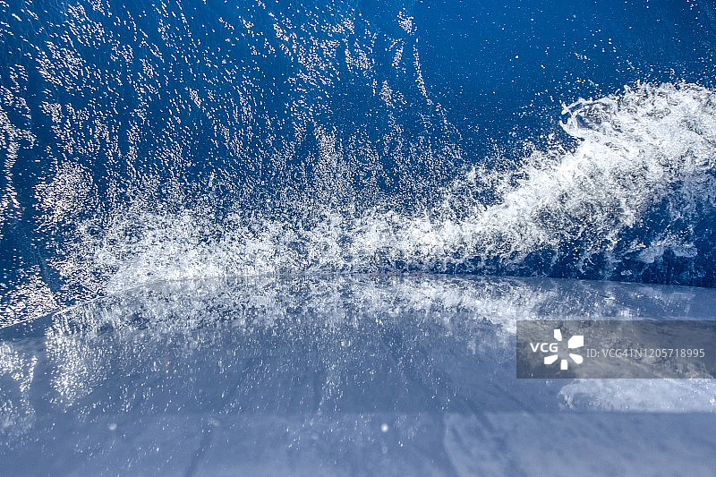 从巡航双体船船头的甲板上眺望图片素材