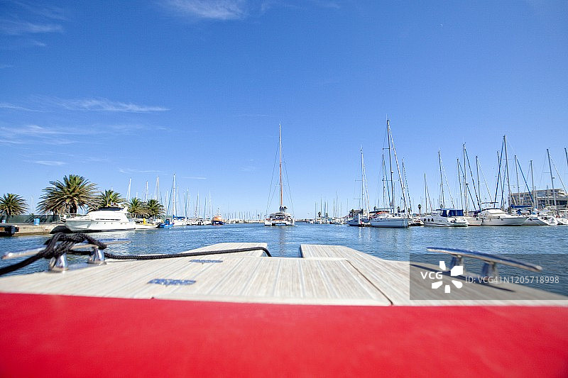 从游艇前甲板驶出码头的景色图片素材